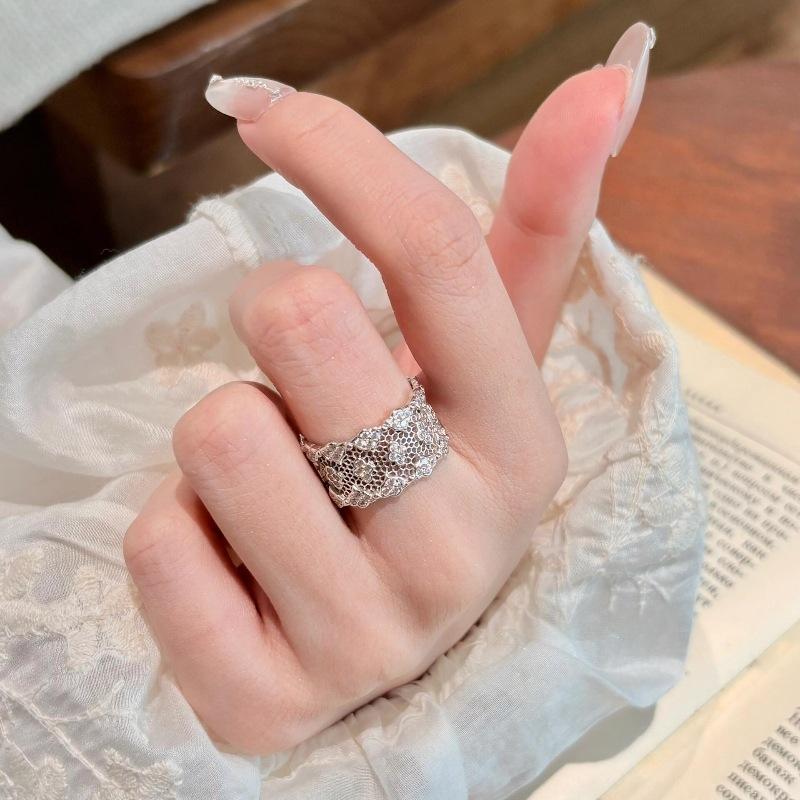 Original Hollow Out Lace Flower Rings For Women Light Luxury High-End Glossy Wide Ring Couple'S Retro Engagement Jewelry Gift