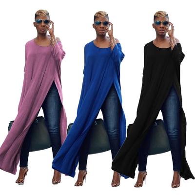 Женское платье-халат макси с рукавами семь восьмых и разрезами по бокам