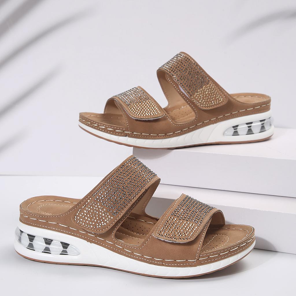 Модные женские босоножки на покатом каблуке 2024 года со стразами, удобные однотонные туфли, тапочки в полоску с одним персонажем, повседневные босоножки на воздушной подушке, лето