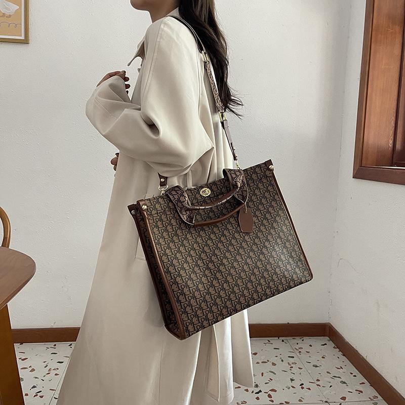2025 Autumn and Winter New Fashion Trend Large Capacity Tote Bag Shoulder Bag Versatile Retro Exquisite