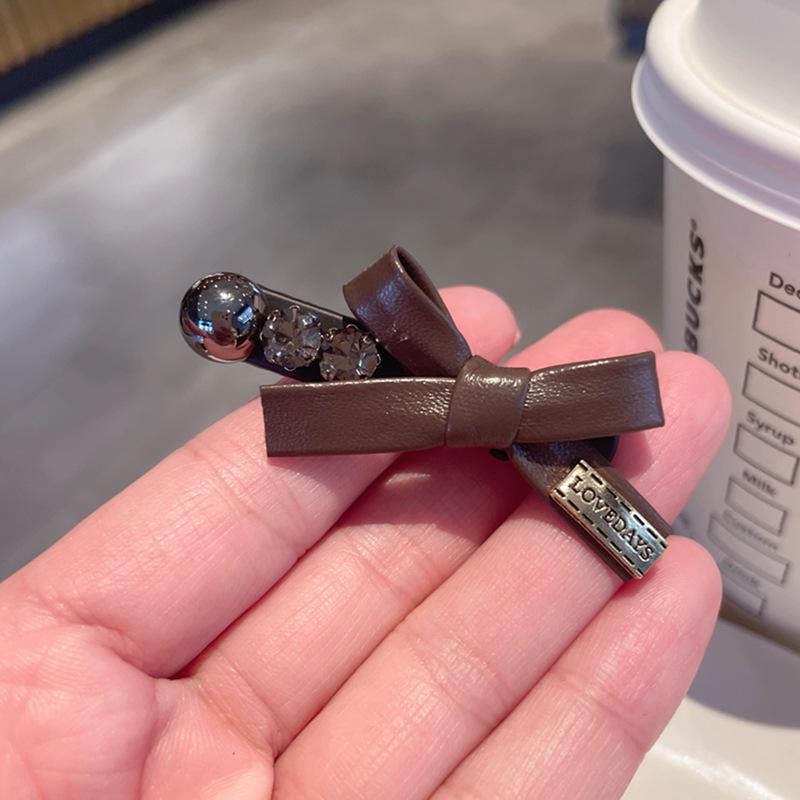 Роскошная кожаная заколка-уточка с бантом, золотой этикеткой и жемчугом