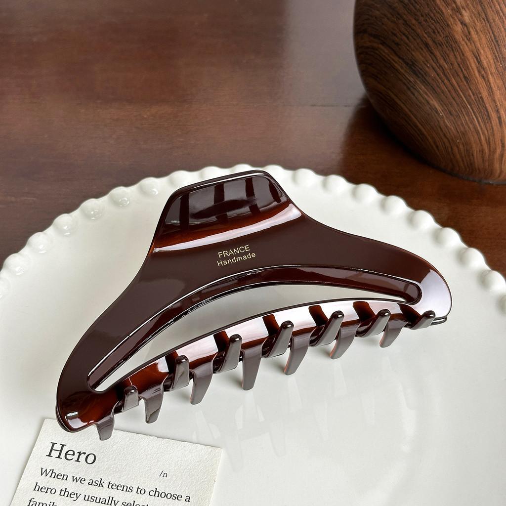 Премиальная корейская заколка для волос с золотой этикеткой для элегантных высоких причесок и шикарных стилей. Доступна в черном, карамельном или красном цвете.