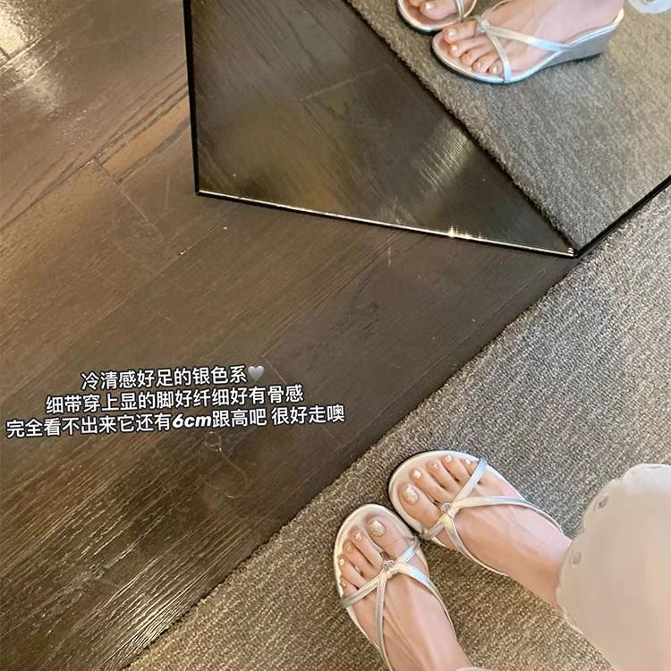 [sheii Су Иинь] Те же 6 см танкетка моп~ толстая подошва увеличивающая рост шлепанцы с перемычкой для пальца женские крутые тапочки лето