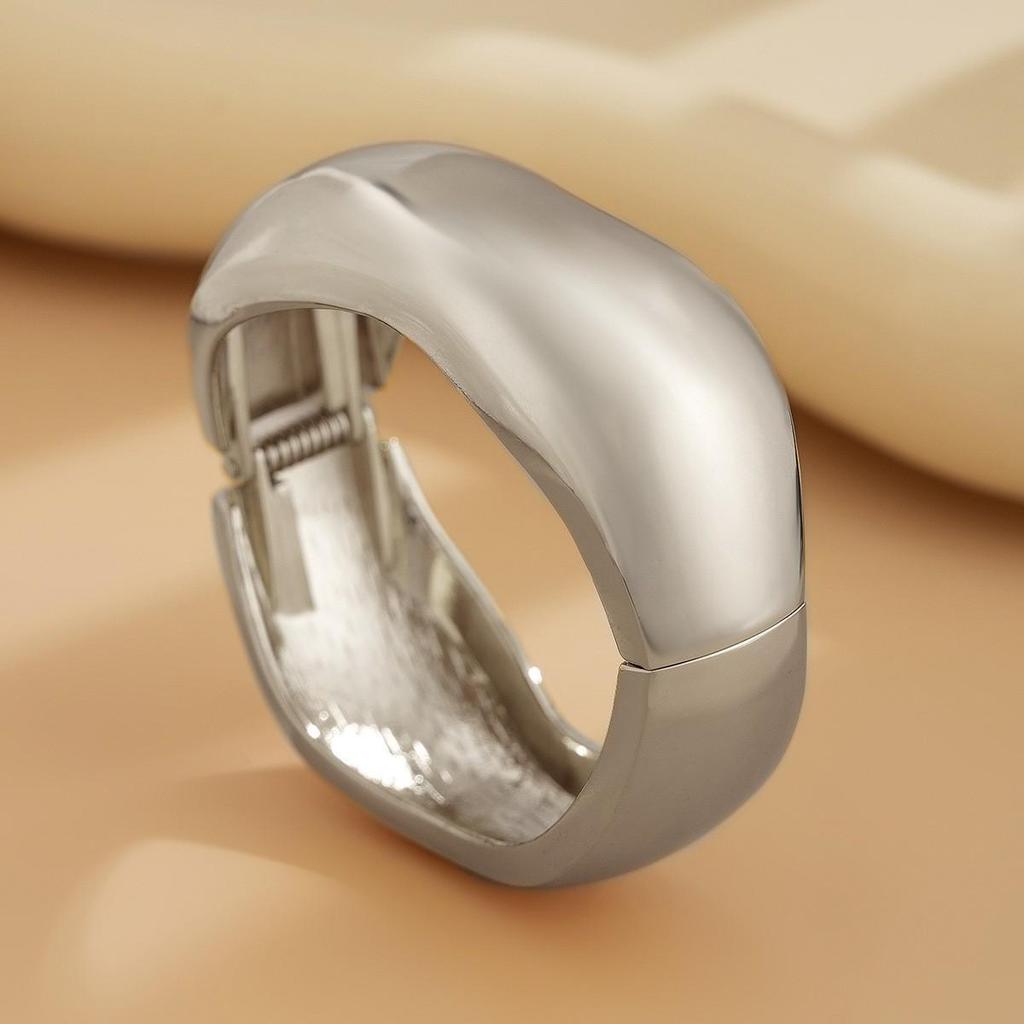 Европейско-американский браслет из неровного лавового металла: Стильный текстурированный открытый браслет для женщин