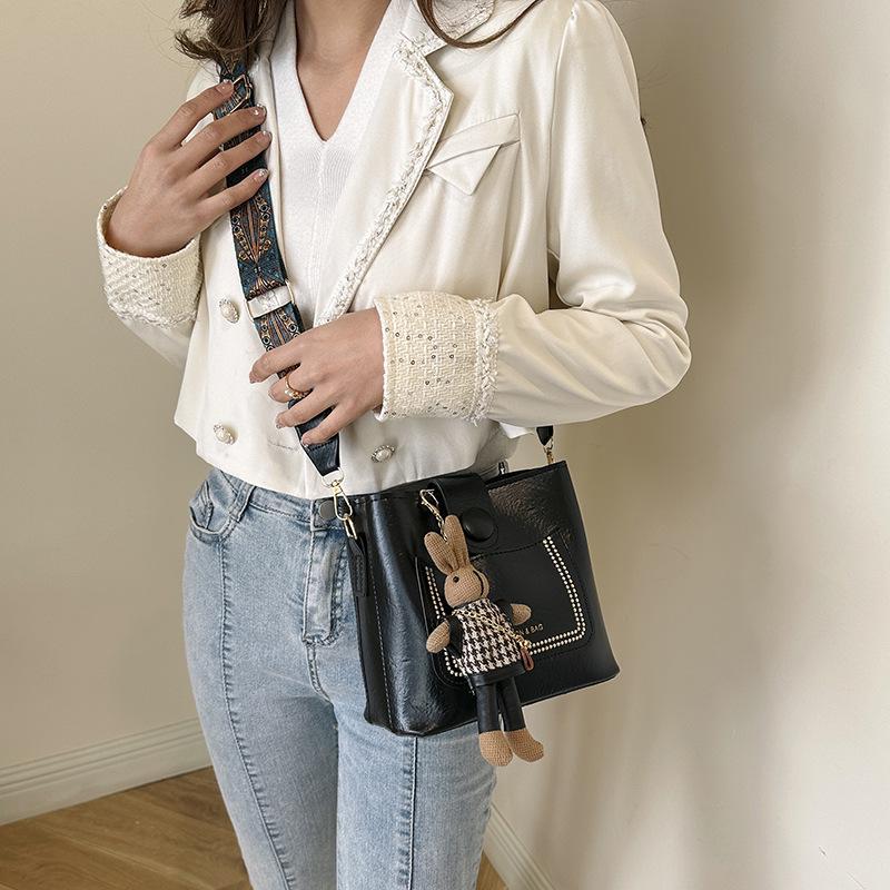 2024 Women's Vintage Korean Wide Strap Bucket Messenger Bag