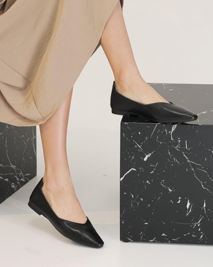 Балетки с заостренным носом Berkonty 96526 36 черные кожа