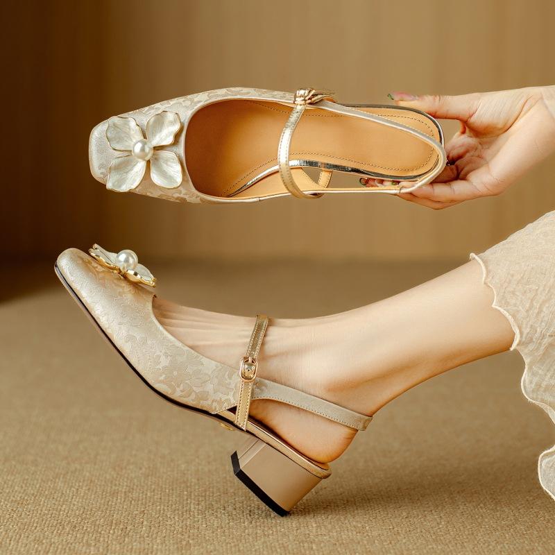 Женские сандалии в стиле ретро с квадратной головкой и цветком, летняя новинка 2025 года, туфли на среднем каблуке с пряжкой и ремешком Baotou, офисная и профессиональная обувь