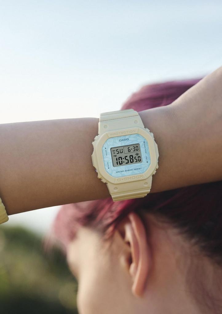 Часы Casio G-Shock (Официальный японский продукт) Модель среднего размера, Изготовлена из биомассы, GMD-S5600NC-9JF, Женская, Бежевый