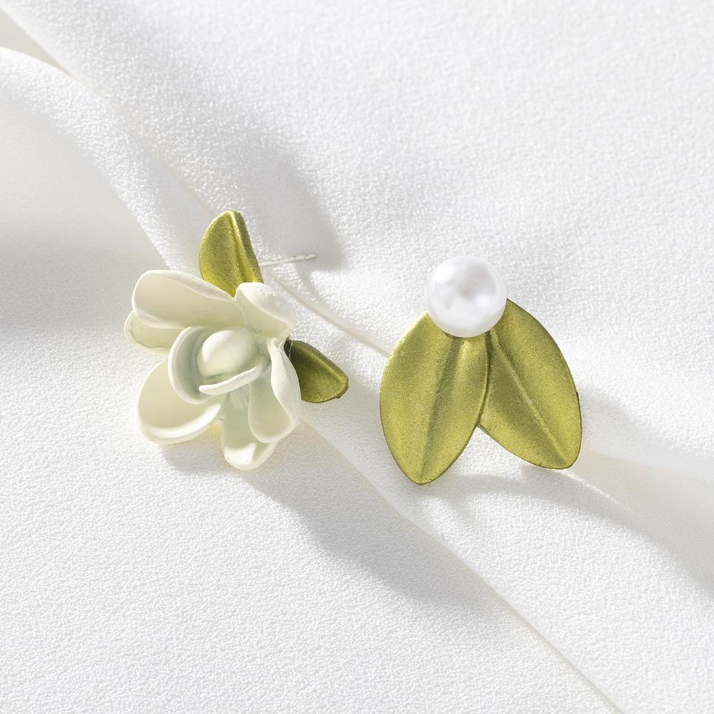 Pinkdudu Романтические корейские асимметричные серьги-гвоздики с гарденией, легкие роскошные серьги с белым цветком и зеленым листом для женщин PD1497