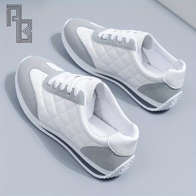 Новые повседневные спортивные кроссовки на шнуровке, универсальная обувь на мягкой подошве, удобные и стильные студенческие белые кроссовки