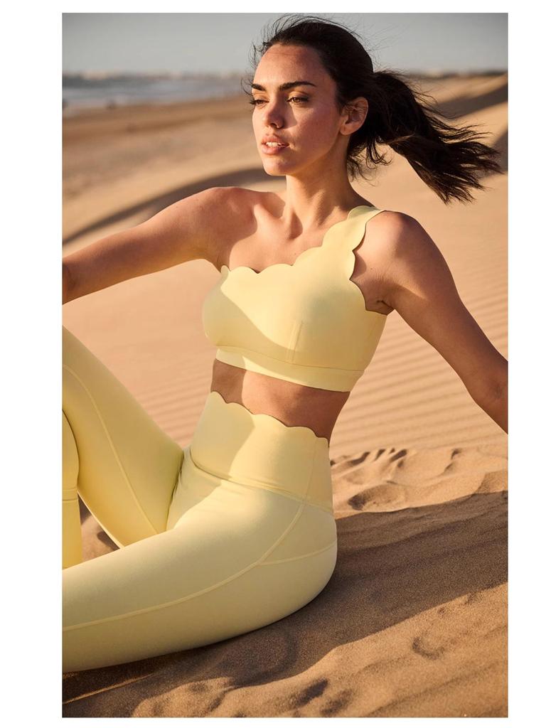 Ударопрочный спортивный бюстгальтер средней поддержки со съемными чашками - Дизайн без спинки для более стройного вида груди