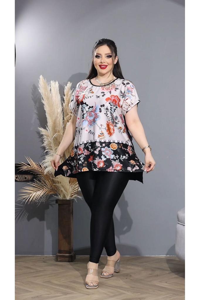 Женская блузка большого размера. Блуза больших размеров с разрезом и цветочным узором спереди.