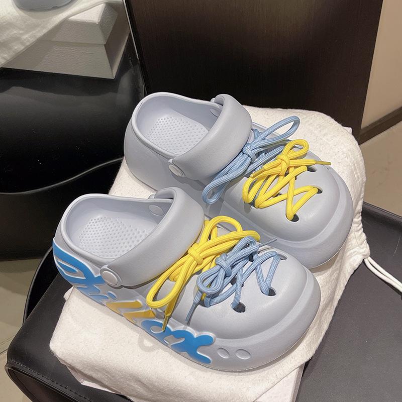 Мультяшные шлепанцы с отверстиями для букв, женская летняя обувь, весна 2025, новые приморские шлепанцы на толстой подошве, прохладные