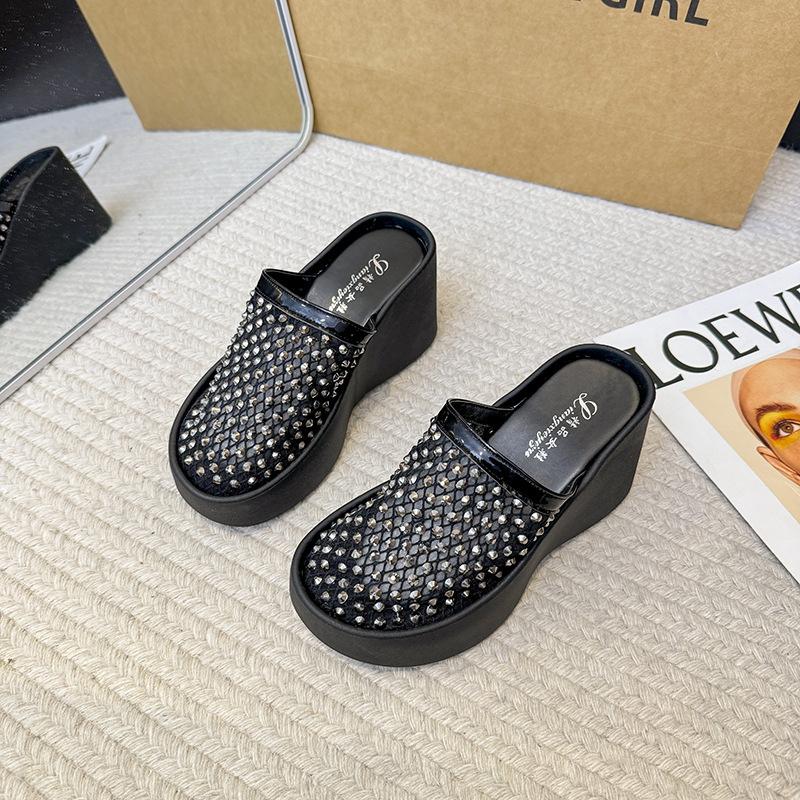 Модные крутые шлепанцы на высоком каблуке с полным бриллиантовым покрытием, женские 2025 лето, новая повседневная обувь на толстой подошве на танкетке, шлепанцы на одной перемычке