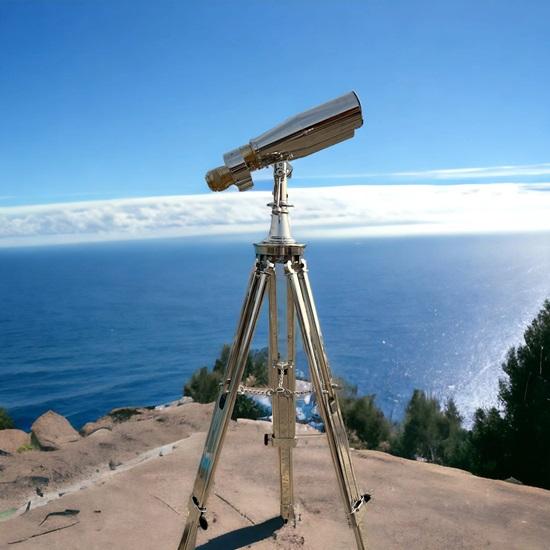 Копия бинокля 1920-х годов из серебристого хрома на регулируемом никелевом штативе с высококачественным объективом и радиусом действия 30-40 км. Уникальный памятный подарок.