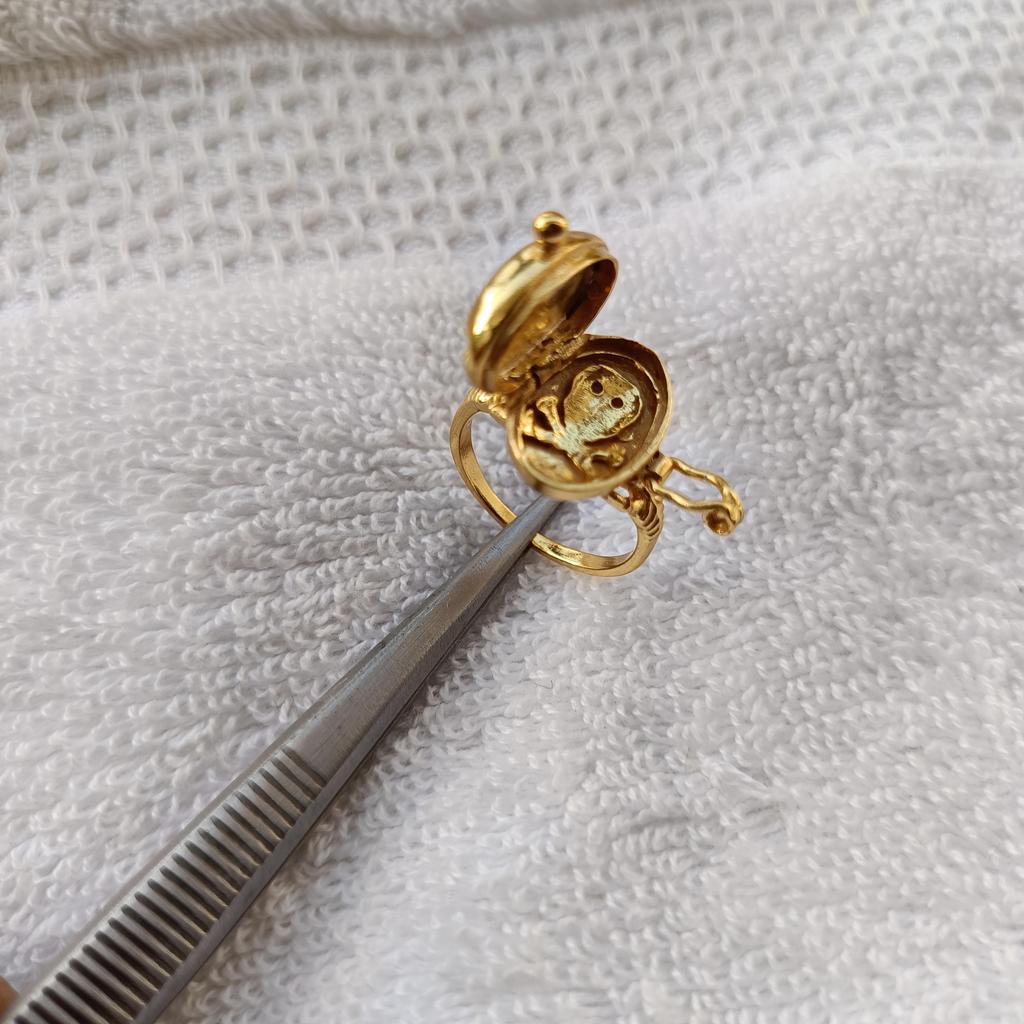 Кольцо с ядом в виде черепа из ракушек каури, кольцо с ядом из золота из ракушек каури, кольцо с ядом из ракушек ручной работы, кольцо с ядом в виде отделения для лекарств. Подарок для нее,