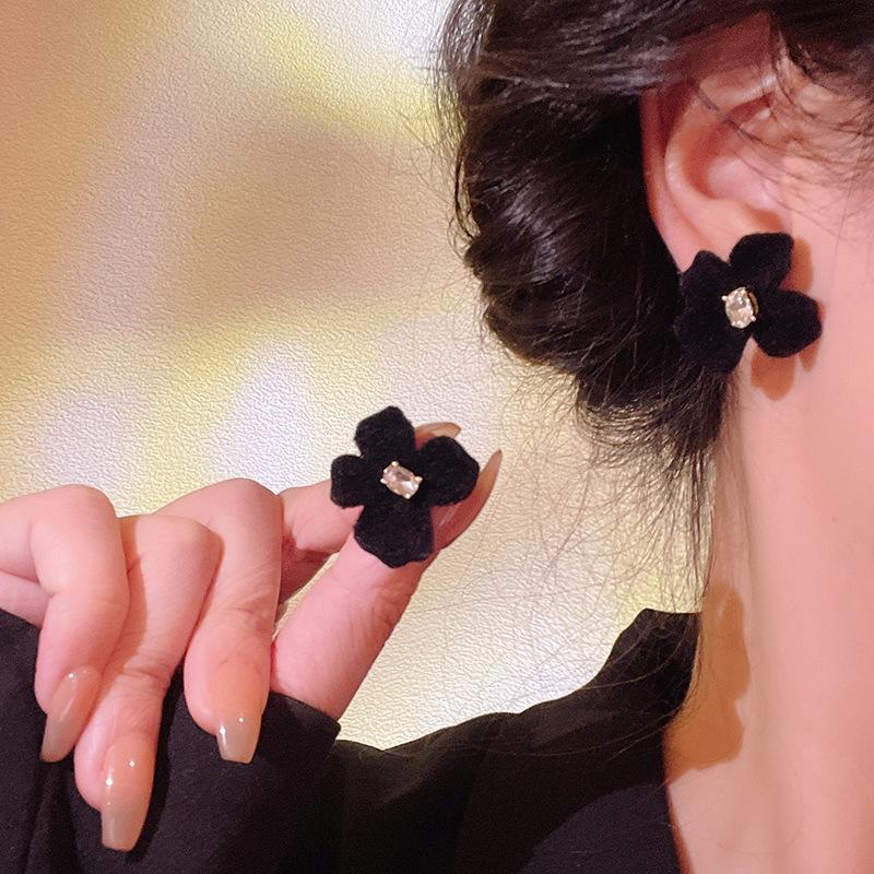 Уникальные серьги осень/зима 2024 года с цветочным узором из циркония и иглой из серебра 925 пробы