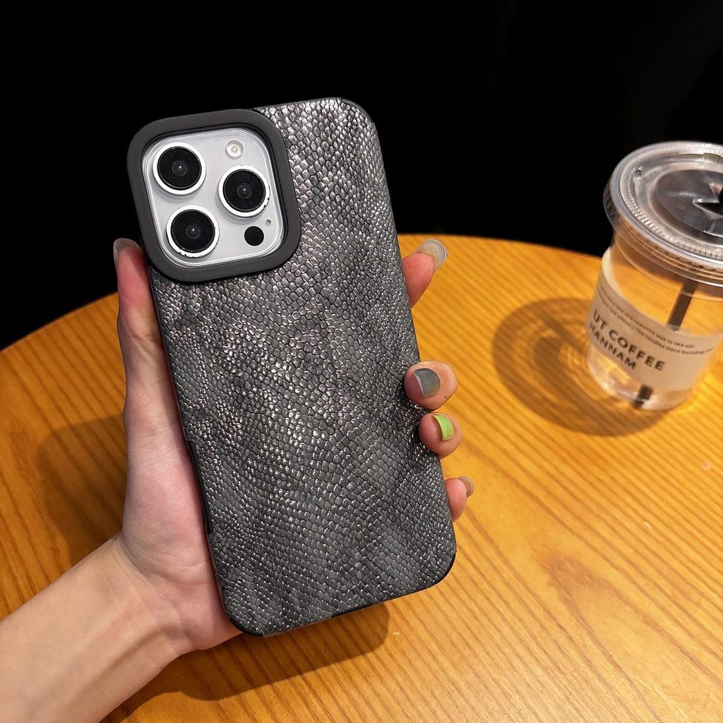 Built in Magnetic Snake Skin Pattern for IPhone 16 ProMax Phone Case for Apple 15 Wristband Holder Case
