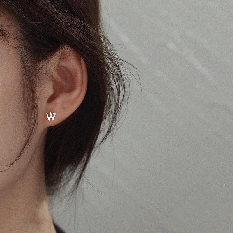 Серьги Banyan Tree S925 Silver с английским алфавитом для женщин - маленькие, удобные, одиночные серьги для сна