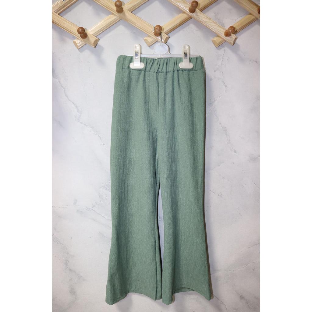 Стильный комплект для девочек - блузка с цветочным узором и современные брюки