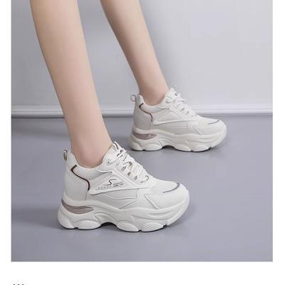 Женские кроссовки на платформе с внутренней высотой, лето 2025, новые популярные маленькие универсальные повседневные спортивные сетчатые белые кроссовки для женщин