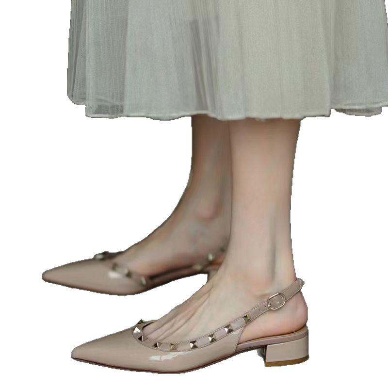 2025 лето новые заклепки с сандалиями женские остроносые толстые каблуки верхняя одежда сумка голова классные тапочки женские высокие каблуки