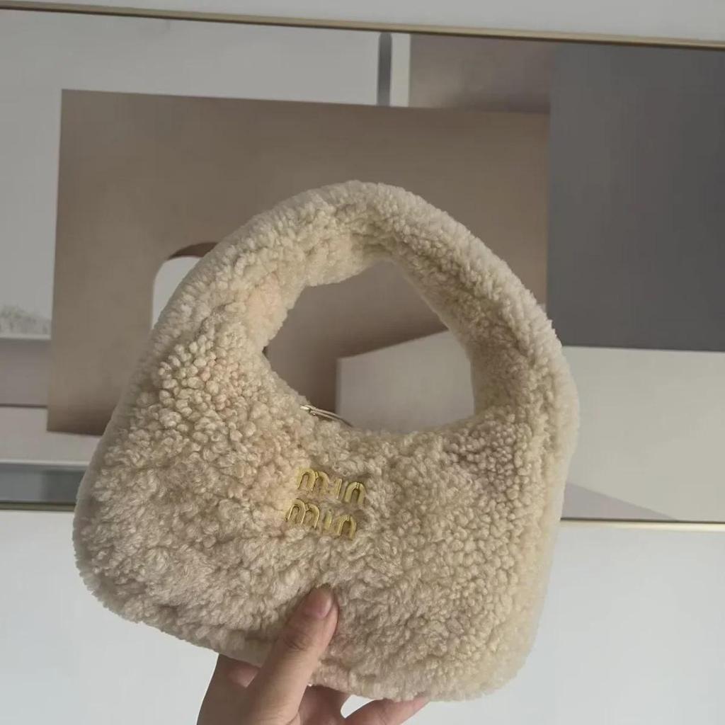 Симпатичная сумка-седло из плюшевой овечки — новая модная универсальная повседневная сумка через плечо из коллекции осень/зима 2023 года.