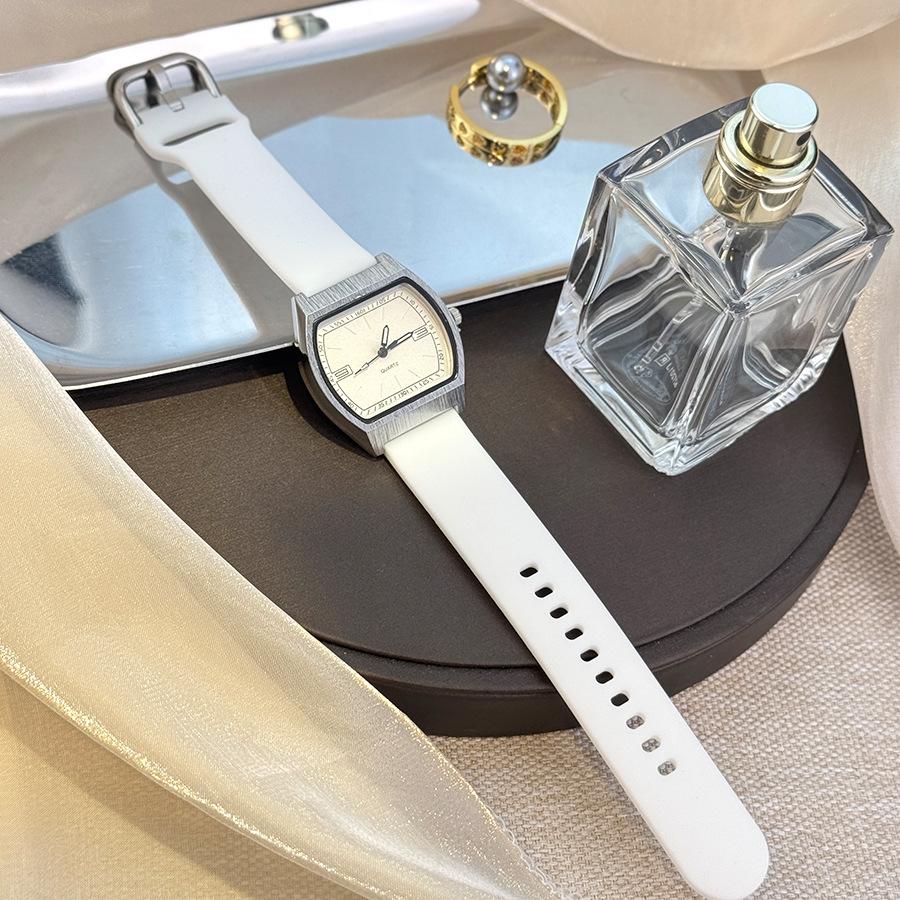 Простые Дугообразные Квадратные Щеточные Ракушечные Часы Премиальное Ощущение Женские Силиконовые с Ощущением Кожи Шелковистые Новые Кварцевые Часы