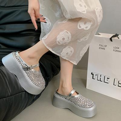 Серебристые стразы, высококачественные нескользящие шлепанцы на толстой подошве с сумкой на голову для женской летней носки, новинка 2025 года, прохладные шлепанцы на мягкой подошве с увеличением роста