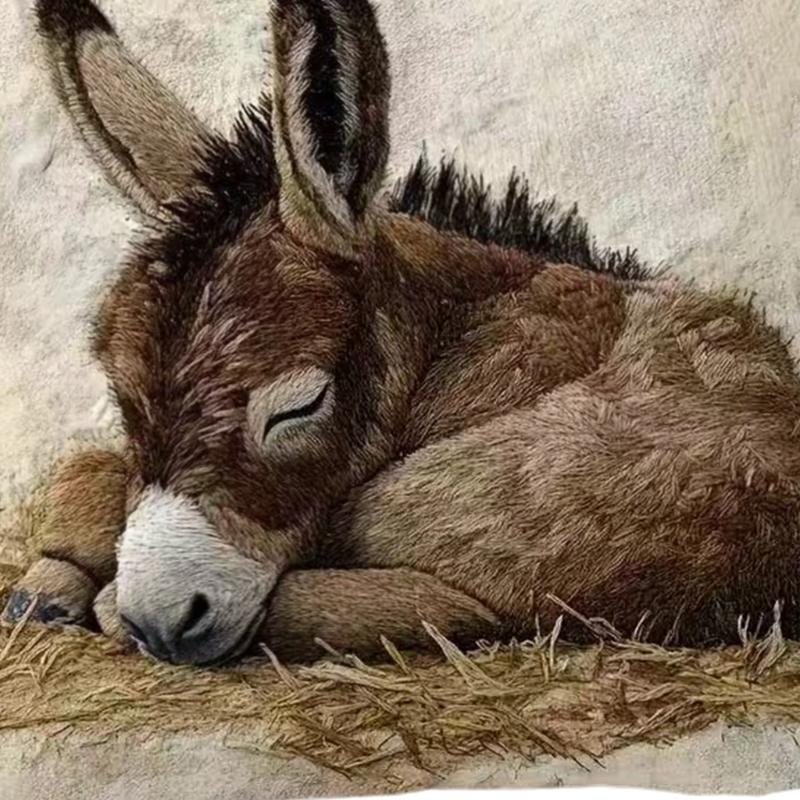Очаровательная наволочка на подушку из плюша с вышивкой осла. Мягкие коротковорсовые материалы для домашнего декора, комфорт дивана и кровати.