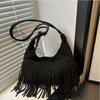 Искусственная замша Суперпопулярная нишевая замшевая сумка через плечо для женщин Новый дизайн с кисточками Однотонная сумка кроссбоди KTY