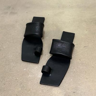 Натуральная кожа корейская версия нишевый дизайн рукав носок однословные крутые тапочки женская уличная обувь лето новые квадратный носок плоские сандалии с открытым носком