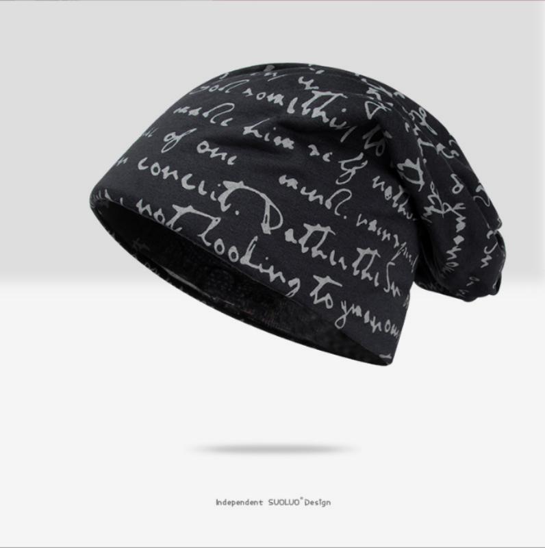 Стильная трикотажная шапка осень - зима с принтом