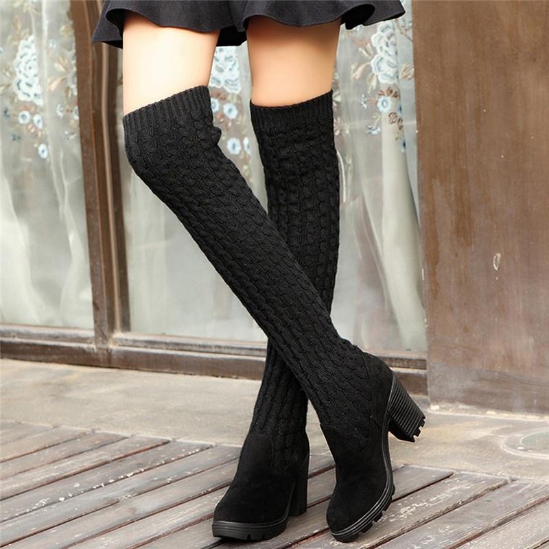 женщина в трикотажных сапогах-чулках