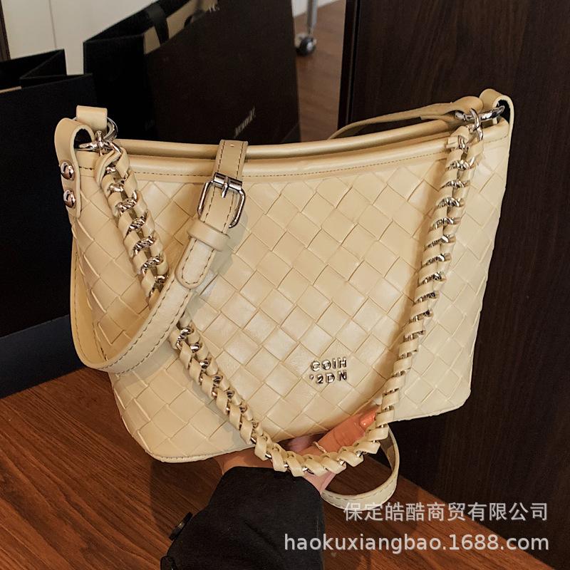 Textured bag women's 2025 spring and summer new trend fashion niche portable bucket bag commuter casual messenger bag