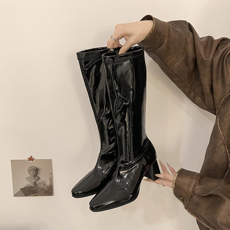 Зимние женские сапоги до колена из лакированной кожи с острым носком, модная обувь, уличный стиль, высокий каблук, современные длинные боты для женщин