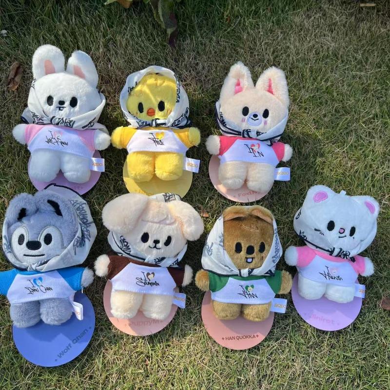 В последнем pop-up магазине SKZOO в 2025 году представлена магнитная кукла, стоящая в милой мультяшной позе в качестве подарочной фигурки, и знаменитость.