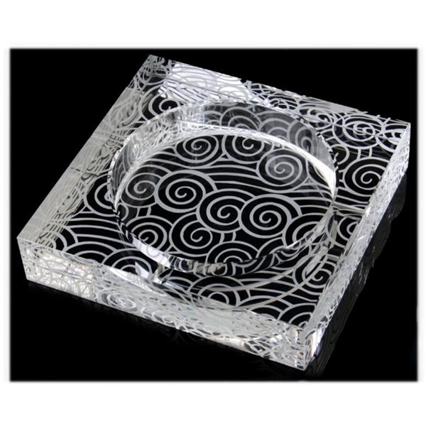 Квадратная стеклянная пепельница с вихревой гравировкой
