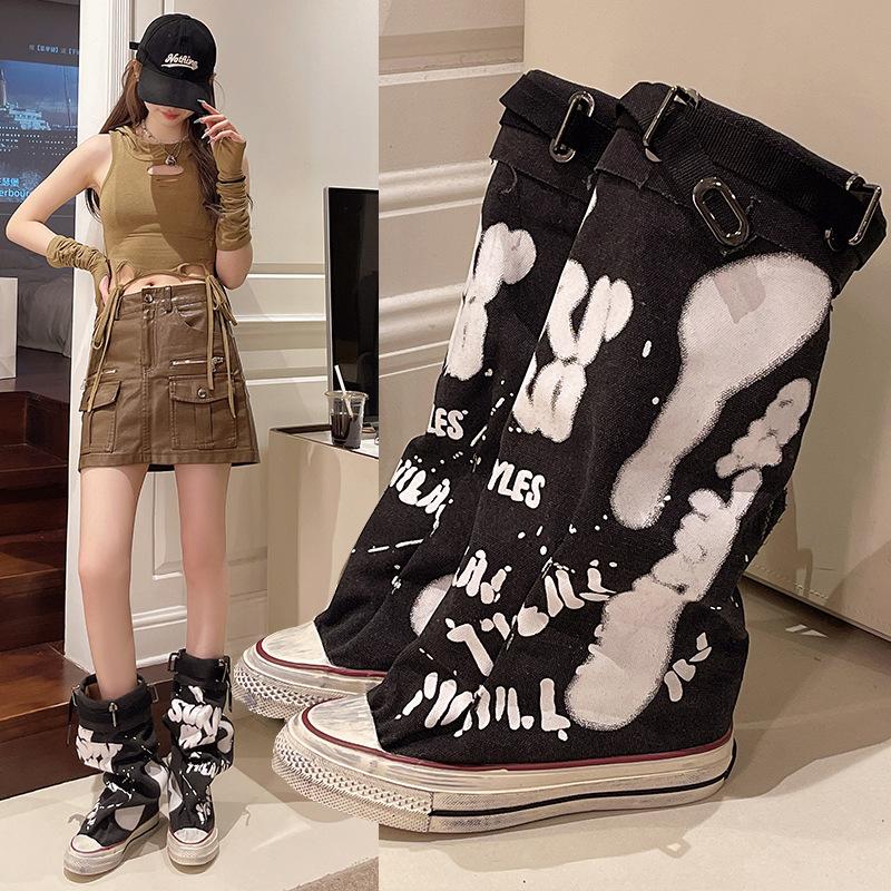 Wasteland wind niche graffiti canvas trousers boots women's 2024 new board shoes ins tide fried street middle tube pile boots