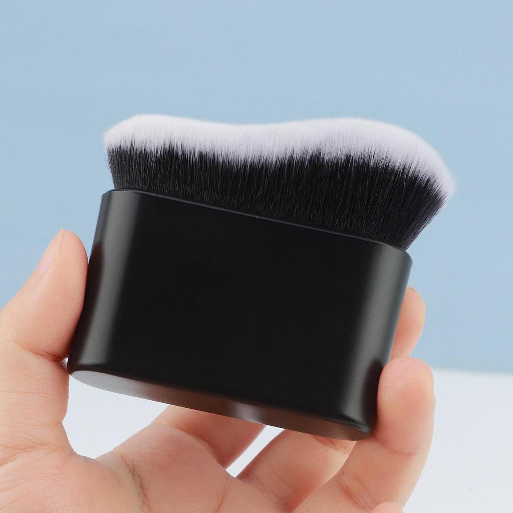 Кисть для макияжа с мягкой щетиной без разводов для контуринга и тональной основы