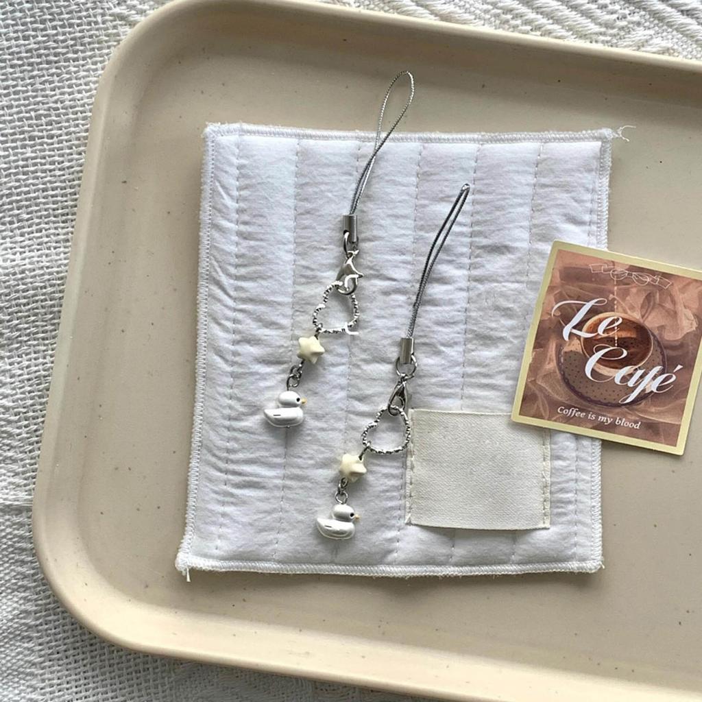 Fashionable Key Pendant Phone Charm Unique Heart Flower Keychain Vibrant Beaded Pendant for Cellphone Camera Handbag