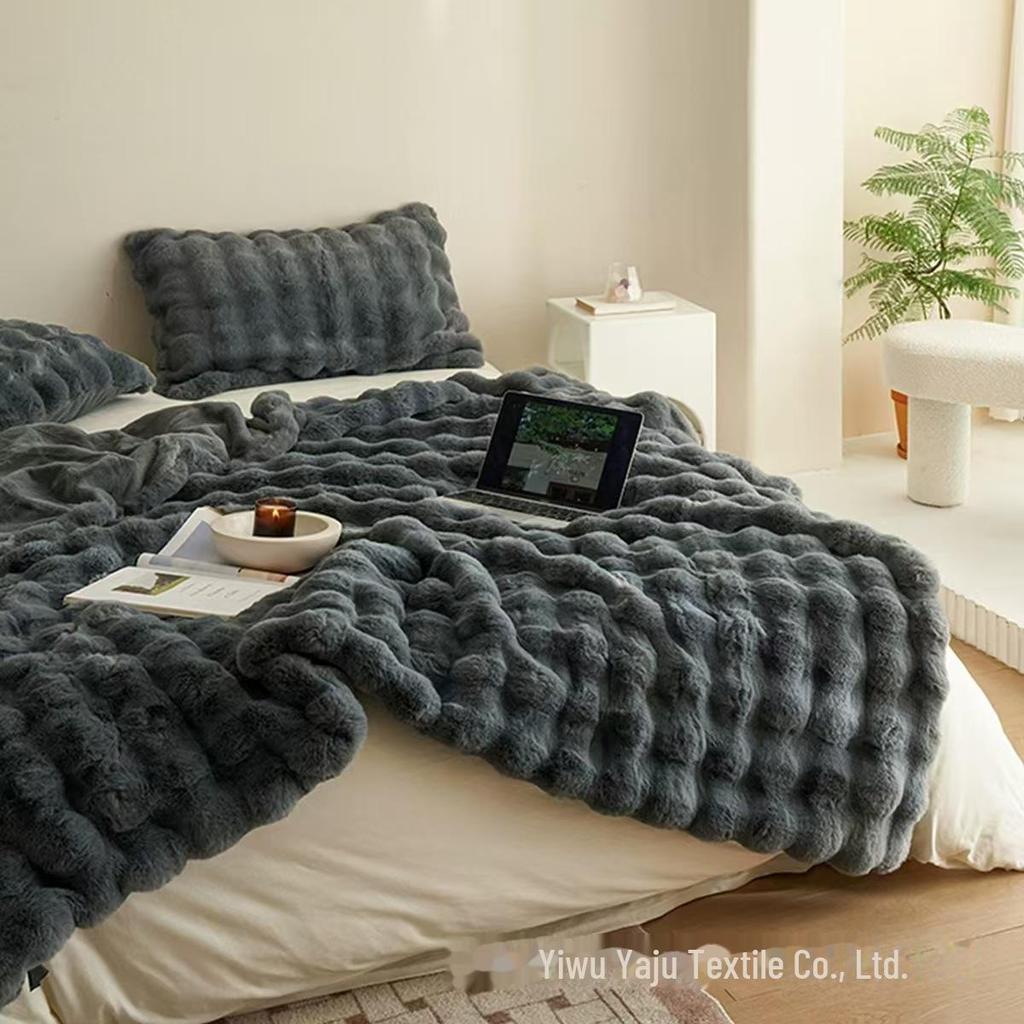 Одеяло из меха кролика премиум-класса: Роскошный и плотный для зимнего сна в кровати, на диване или в офисе