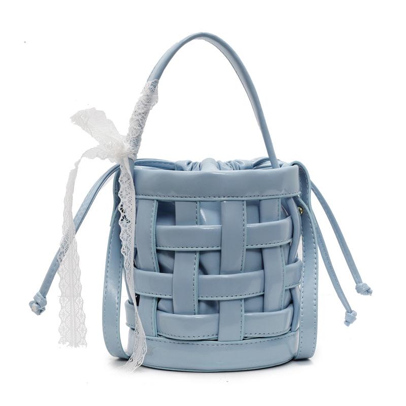 Популярная в этом году сумка 2025 новая корейская версия модная плетеная сумка с полым узором женская портативная сумка кроссбоди на шнурке сумка-ведро