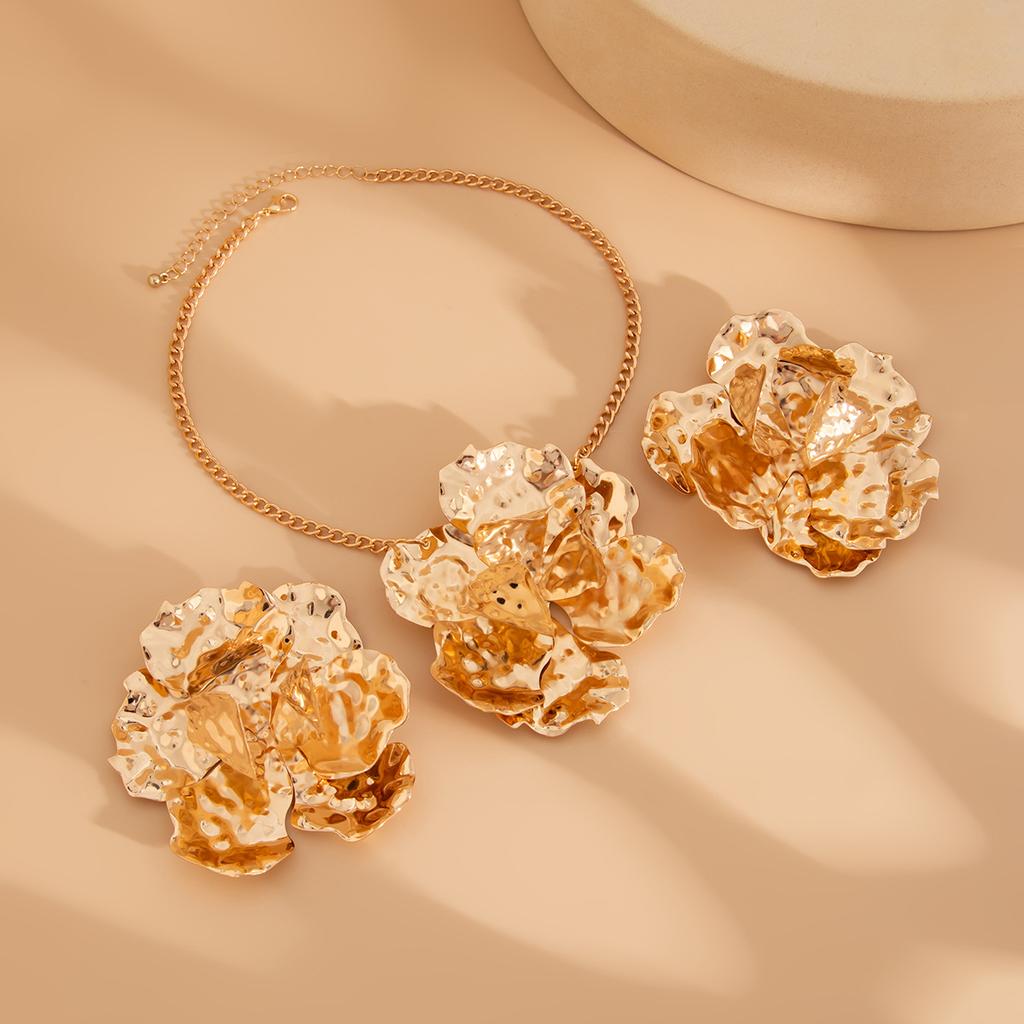 Модный стиль Жидкий металл Плиссированное ожерелье-лепесток, Персонализированное трехмерное ожерелье-колье с большим цветком