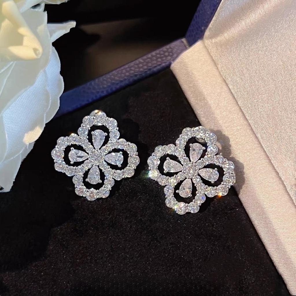 2026New popular French designer four-leaf clover Loop Women's earrings v Gold Zirconia Light Luxury High-End Earrings