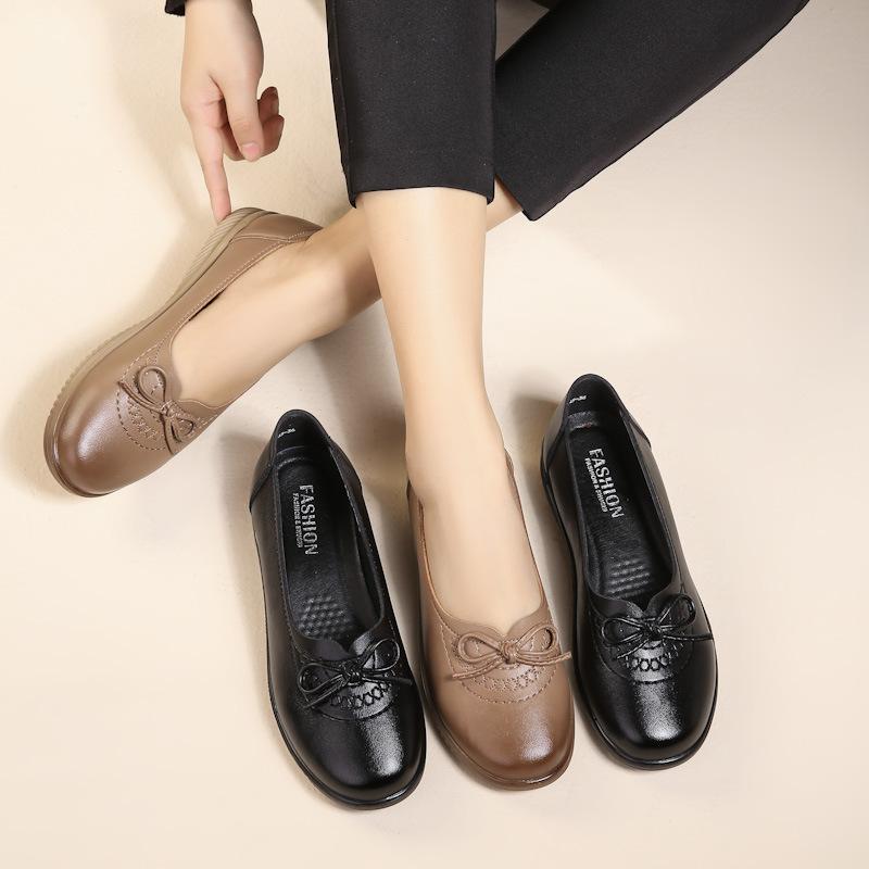 Весенние туфли без застежек для женщин среднего и пожилого возраста. Удобные кожаные туфли для мам на плоской нескользящей мягкой подошве.