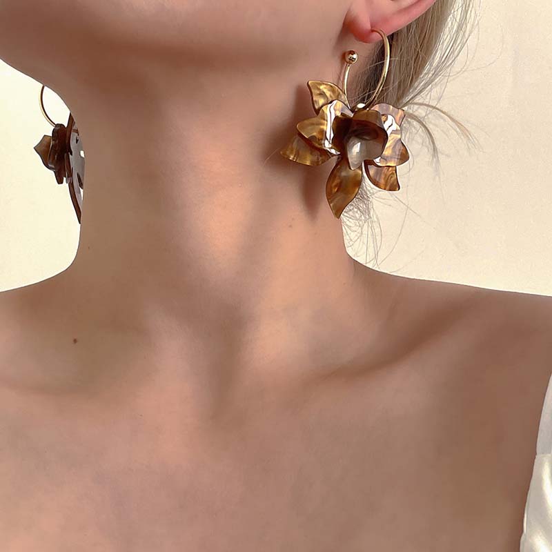 New Trendy Metal C-shaped Acrylic Flower Pendant Earrings for Women Vintage Coffee Petal Personality Earrings Jewelry