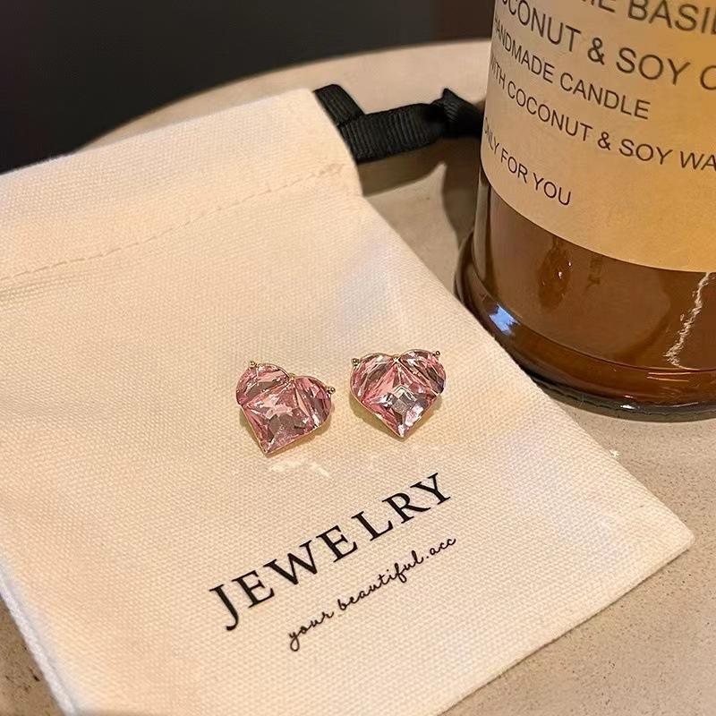 Серьги в форме сердца с розовым цирконием. Модные летние серьги в форме персикового сердца. Продвинутые милые крутые серьги в форме сердца.