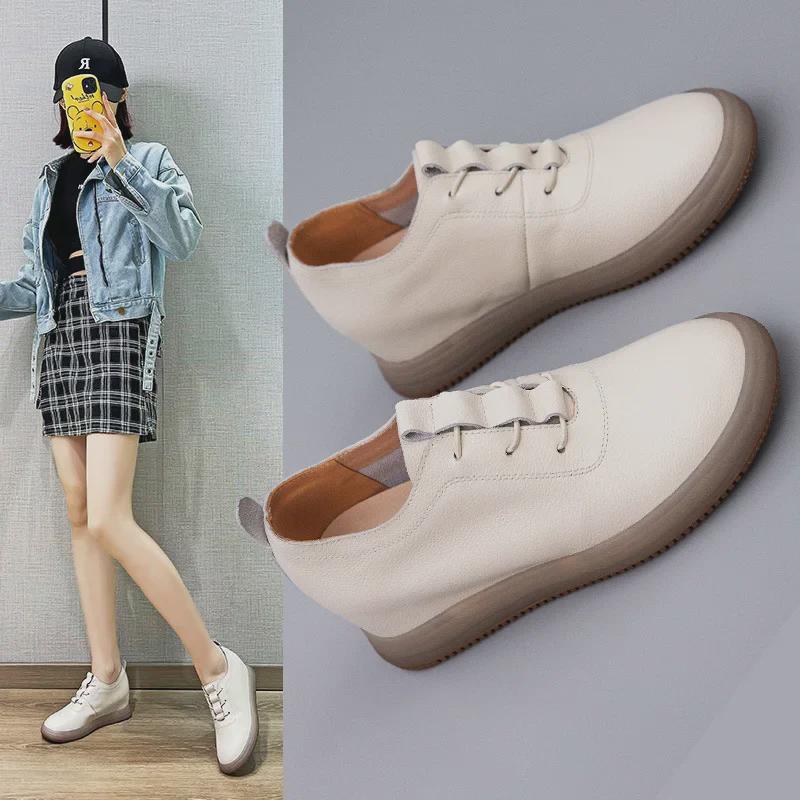 Женские кроссовки на платформе из коровьей кожи, осень 2022 г.: Универсальные короткие кожаные спортивные туфли с внутренним увеличением высоты.