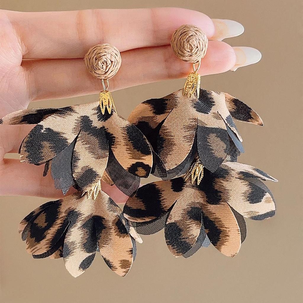 2025 Осень/Зима Женские Высококлассные Простые Серьги: Универсальный дизайн с системой цветов Майяра